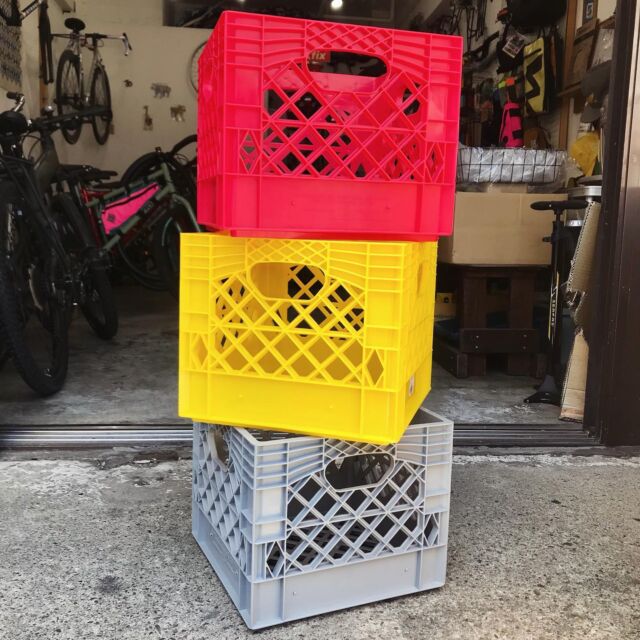 牛乳瓶等を運ぶプラスチックボックス「milk crate」
自転車のカゴ代わり使っても良し、そのままお部屋のインテリア的に使っても良し。自由に使えるナイスなボックスです。
#parksidebicycles #cargobike #commuterbike #milkcrate #interior #bicycle #bicycleshop #bicycleaccessories #大阪 #玉造 #谷町六丁目 #谷町九丁目 #森ノ宮 #上本町 #真田山 #清水谷 #自転車屋 #自転車 #自転車修理